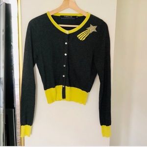 🥰 Grey and yellow button up sweater